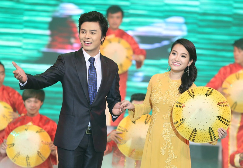 MC Hong Phuong gay bat ngo khi hat tan co voi trai dep hinh anh