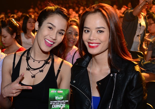 Diep Lam Anh – Thu Hien rang ro di xem nhay hinh anh