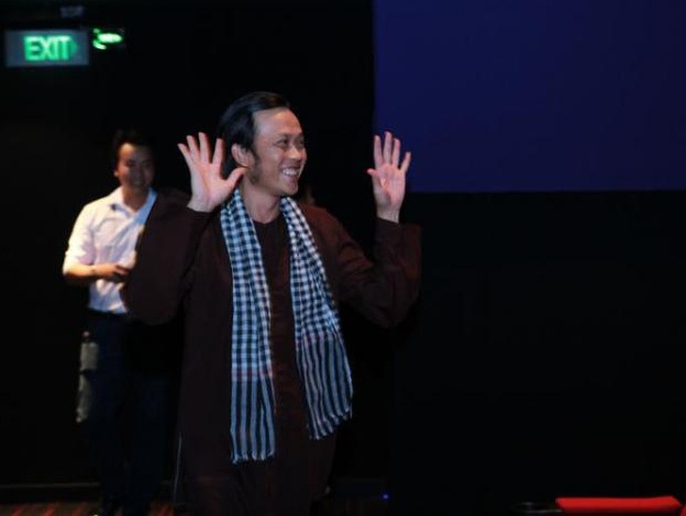 Hoai Linh gay bat ngo khi xuat hien giua rap chieu phim hinh anh