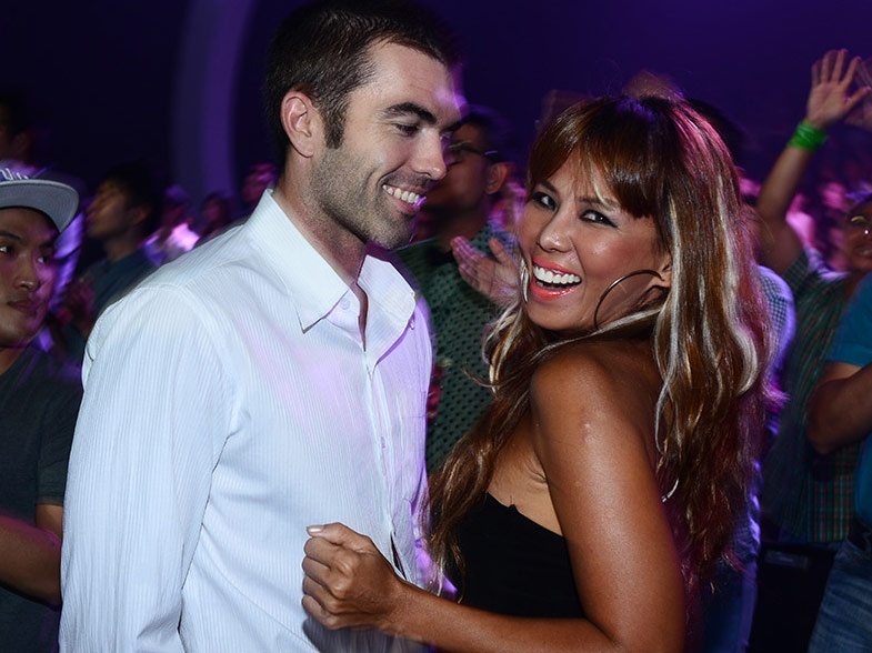 Thuy Uyen va ban trai Tay tinh tu di xem nhay hinh anh