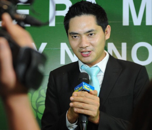 Van Oc 'tron chong' di tiec cua ban than hinh anh