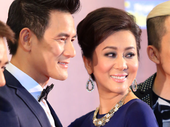 MC Ky Duyen va ban trai thanh lich tren tham do hinh anh