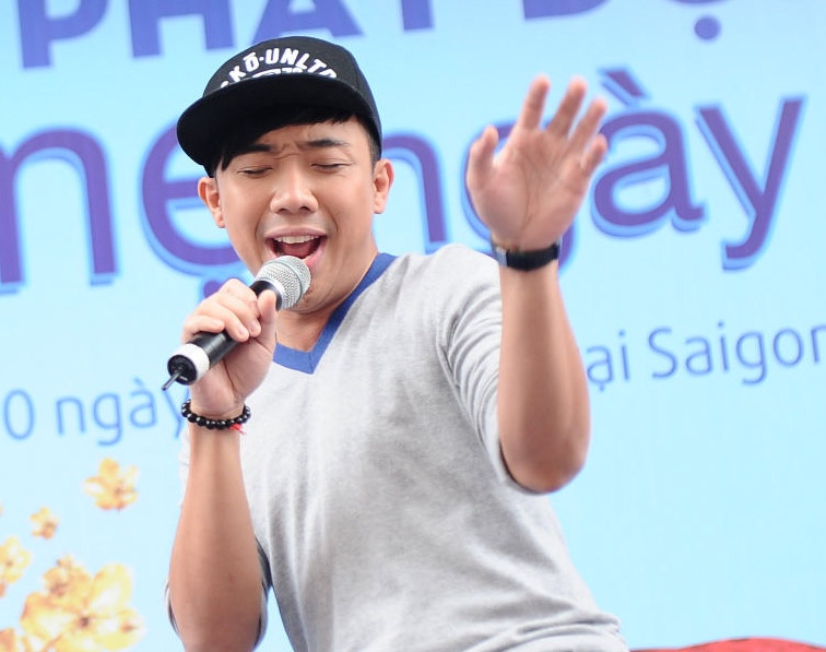 Tran Thanh hua giup me nguoi yeu ngay Tet hinh anh