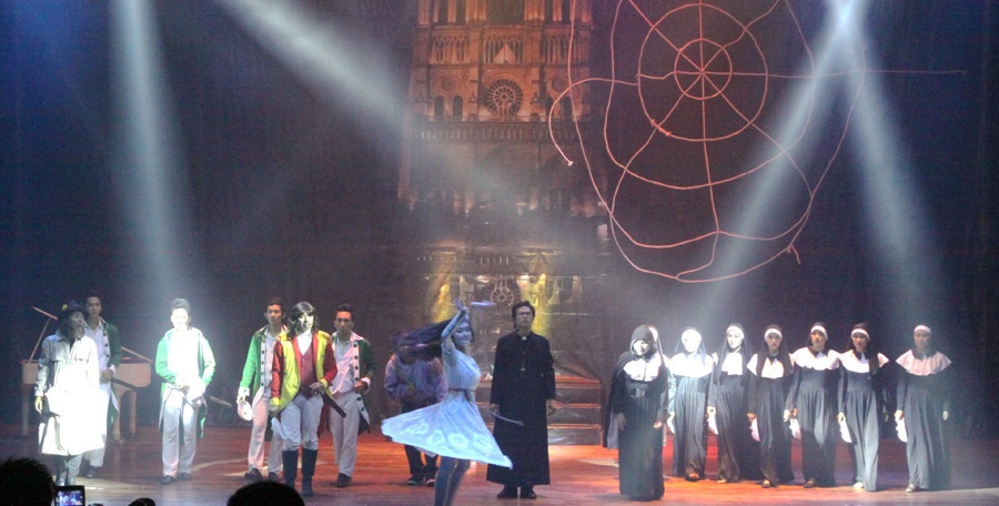 Cong dien vo nhac kich Nha tho Duc Ba Paris tai Viet Nam hinh anh