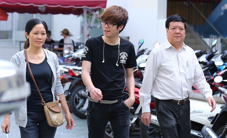 Bo me ho tong Bui Anh Tuan di tap hat hinh anh