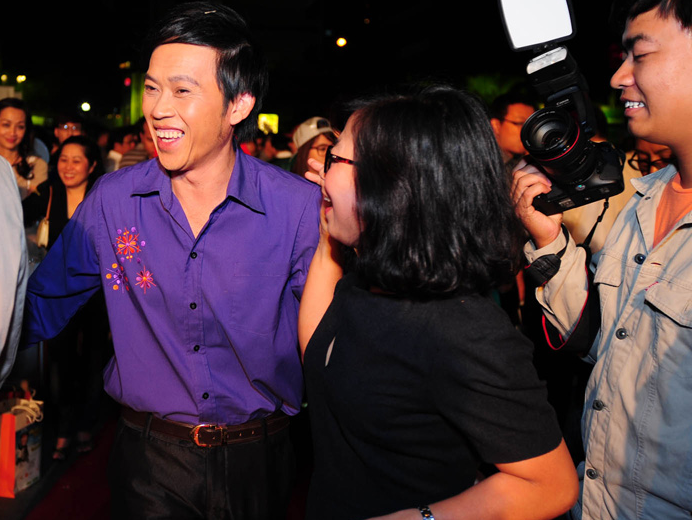 Hang tram khan gia vay kin Hoai Linh trong ngay ra mat phim hinh anh