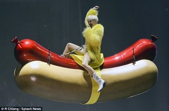 Miley Cyrus khoe than trong dem mo man tour dien hinh anh