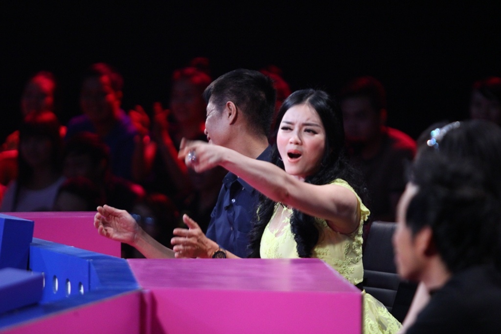 Ly Nha Ky bi danh hai Viet Huong da xoay trong gameshow hinh anh