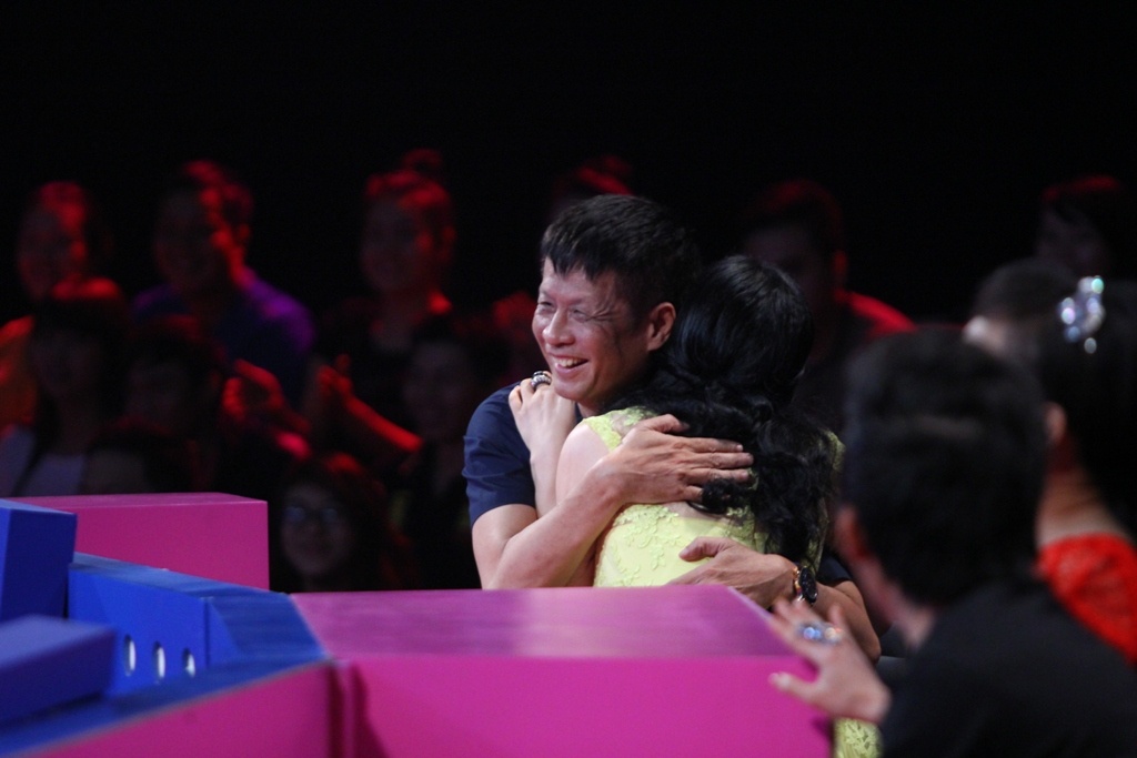 Đạo diễn Lê Hoàng và Lý Nhã Kỳ rất tình tứ, mỗi câu hỏi đúng hay sai họ đều dành cho nhau cái ôm đoàn kết.