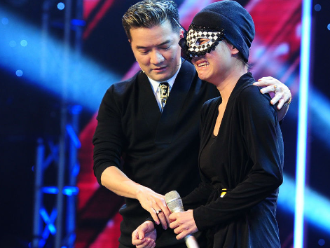Co gai deo mat na X Factor khien Mr Dam sung sot hinh anh