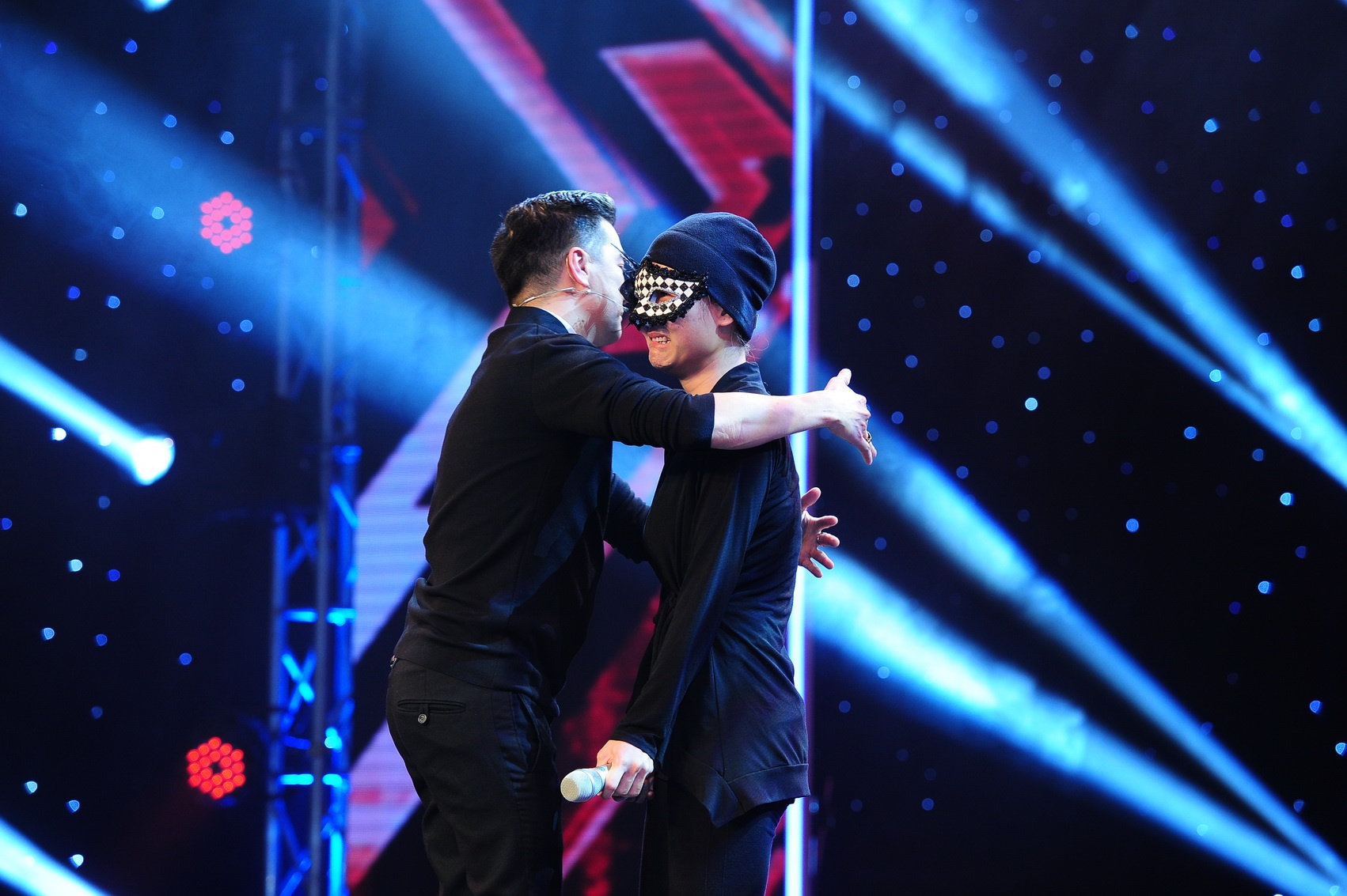 “Không bài hát nào làm khó em, vì giọng hát em xuất sắc”, Hà Hồ nói ngắn gọn nhưng chứa đựng sự nể phục. “Tôi cũng là con gái nên rất cảm thông về tai nạn của em. Tôi giật mình khi thấy em đeo mặt nạ, tôi sợ nó sẽ  thành thảm họa. Nhưng em rất giỏi. Tôi không nhìn thấy đôi mắt nhưng cảm nhận được sự rung động trong trái tim. Em như viên kim cương chưa được mài giũa. Chưa bao giờ tôi thấy câu đồng ý nó nhẹ nhàng đến thế.