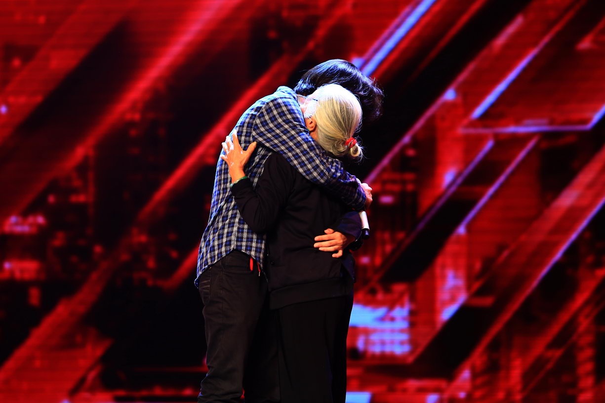 Dương Khắc Kinh cho rằng Lê Tích Kỳ có chất rock trong mình và Hương Hồ cũng khẳng định chàng trai 17 tuổi là một viên kim cương cần được mài giũa. “Em hát đã chạm đến trái tim của tôi. Câu hát ở cuối em như muốn giang tay ôm cả cuộc đời”, cô xúc động. Mr Đàm nói trong nước mắt: “Tôi muốn làm gì khác đi. Tôi muốn em vui và hạnh phúc”.