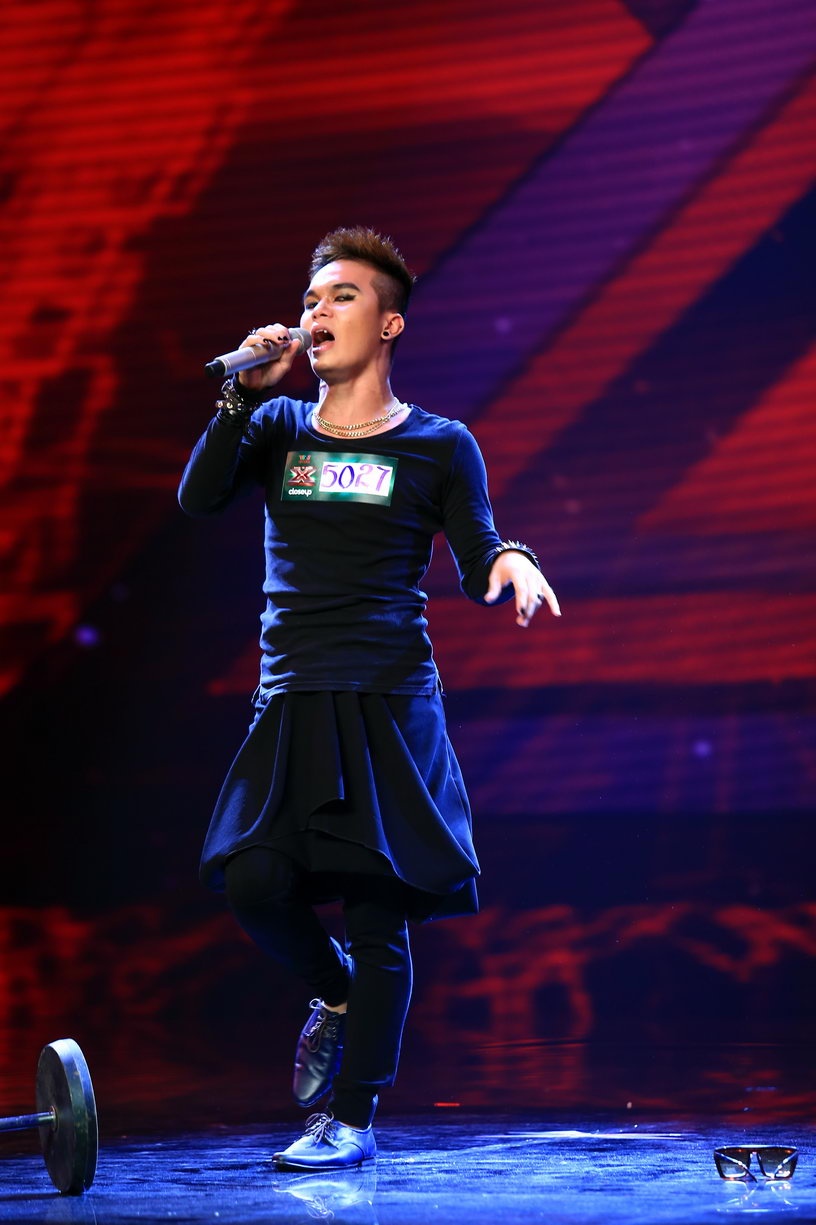 Tuy nhiên, ban giám khảo và khán giả không hài lòng về cách giao tiếp của Đăng Khoa. Khi Đàm Vĩnh Hưng hỏi anh bao nhiêu tuổi, thí sinh trả lời: 18. Hồ Ngọc Hà hỏi chàng trai này cũng trả lời cộc lốc khiến cô khó chịu. Không chấp nhận thái độ thiếu lễ phép, Hồ Quỳnh Hương tức giận: “Có thể chị hơi cổ hủ, chị hơi lạc hậu chút xíu. Với phong cách, cái cách em nói chuyện, văn hóa ứng xử của em, chị không thích. Tôi sốc khi em nói chuyện cộc lốc như thế. Em nên xem lại bản thân mình”. Đăng Khoa cố chống chế vì anh trả lời gấp nhưng nữ giám khảo xinh đẹp cũng không hết giận.