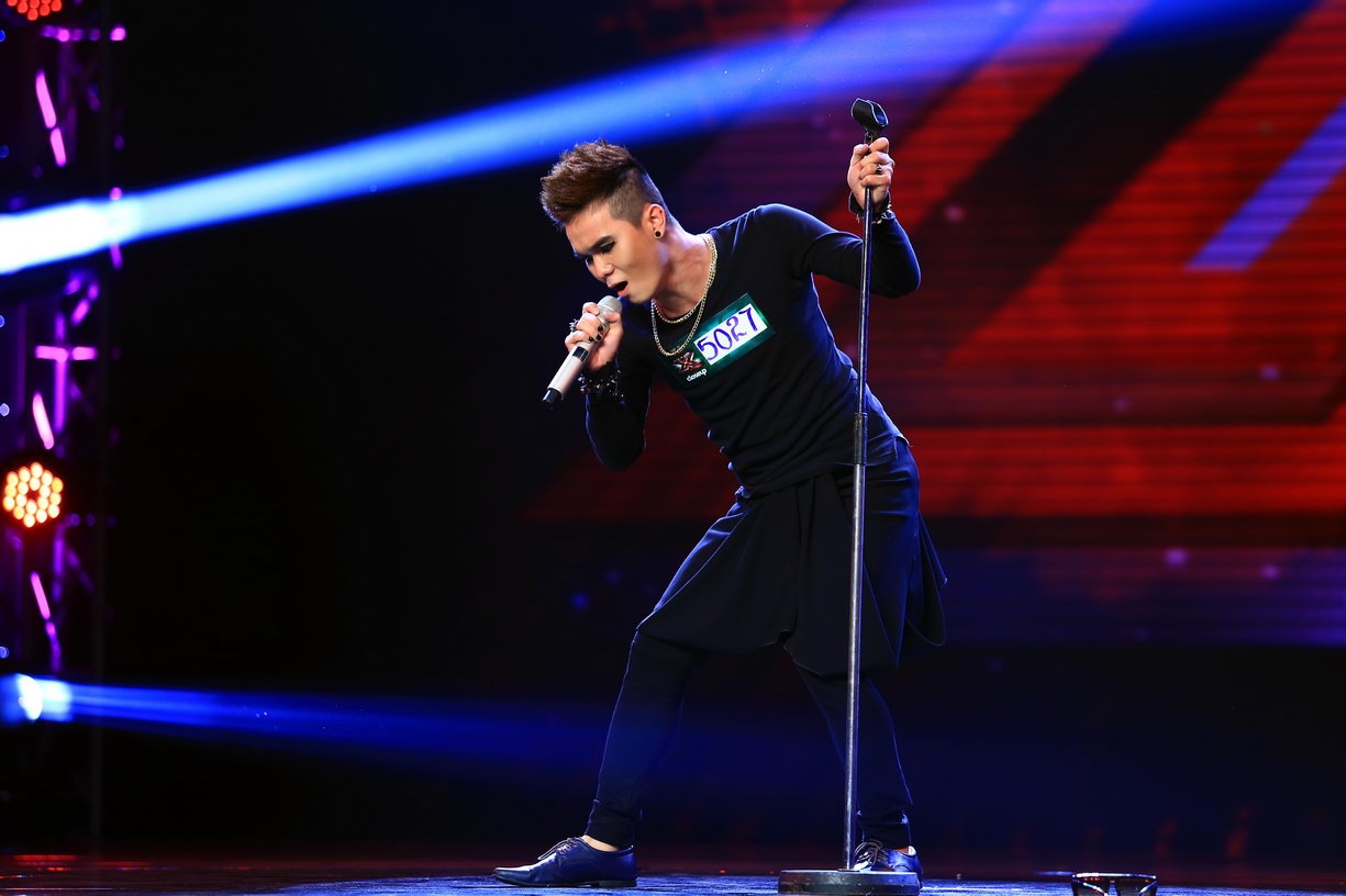 Sở trường là nhạc pop nhưng lại chọn rock để biểu diễn, thí sinh Đăng Khoa thể hiện ca khúc You and I trích từ album Born This Way của Lady Gaga. Tuy nhiên, anh thiếu sự tinh quái và điều này không thuyết phục ban giám khảo. Hồ Ngọc Hà nhận xét: “Em đang cho mọi người thấy yếu điểm, hát rock không cần làm quá nhưng vẫn máu lửa. Tôi không thích nhiều phương diện trong tiết mục của em”. Còn Hồ Quỳnh Hương khó tính hơn khi chia sẻ: “Em hát nhạc rock nhưng tôi lại nghe giống nhạc kịch”.