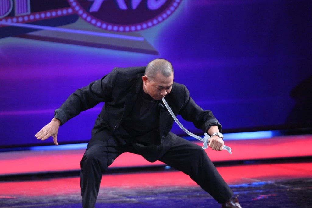 Trong tập 1 này, một nghệ sĩ đã khiến cho Việt Hương không dám xem anh biểu diễn, lấy đi nước mắt của Hoài Linh và một phần tiền thưởng của Lý Nhã Kỳ - Lê Hoàng.