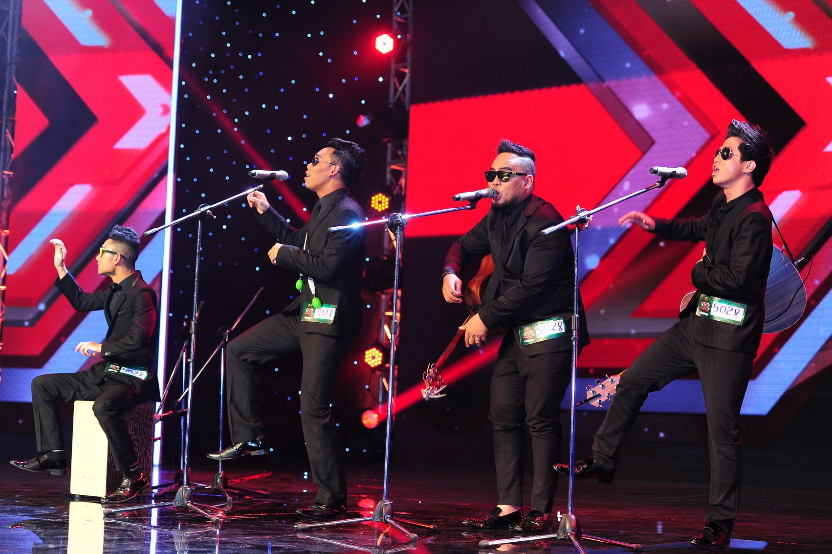 Nhóm Thezoo chọn Macarena có điệu nhảy vui nhộn khiến Dương Khắc Linh kêu lên: “Các bạn là những người có đúng nhân tố bí ẩn và các bạn là lý do tạo nên chương trình này. Các bạn đúng là X-Factor” và Hồ Quỳnh Hương cũng rất hài hước: “Quan trọng là các động tác rất là giống với tên gọi của nhóm”.