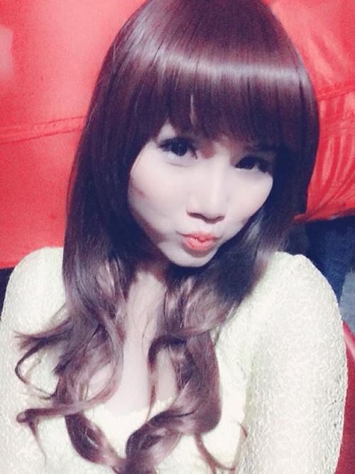 Những hình ảnh gần đây của Anh Thúy mà cư dân mạng nghi ngờ cô không bị tai nạn.