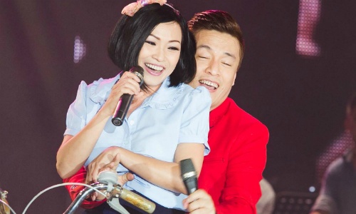 Phuong Thanh ep Lam Truong thay ao ngay tren san khau hinh anh