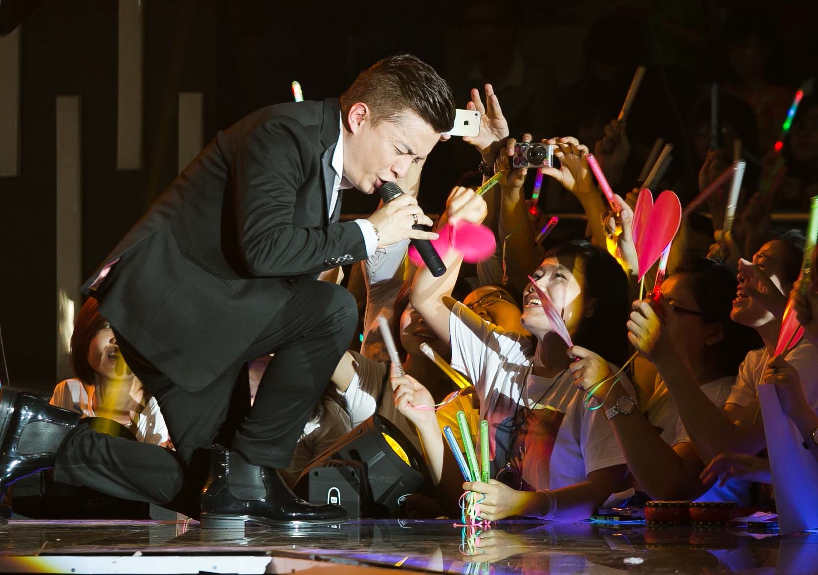 Khán giả cất tiếng hát theo anh trong những ca khúc quen thuộc.