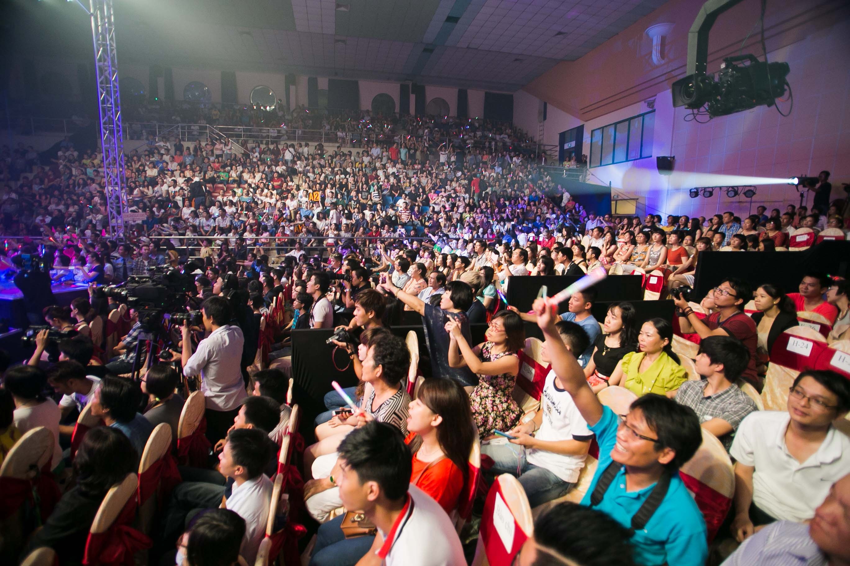 Khán giả lấp đầy khán phòng.