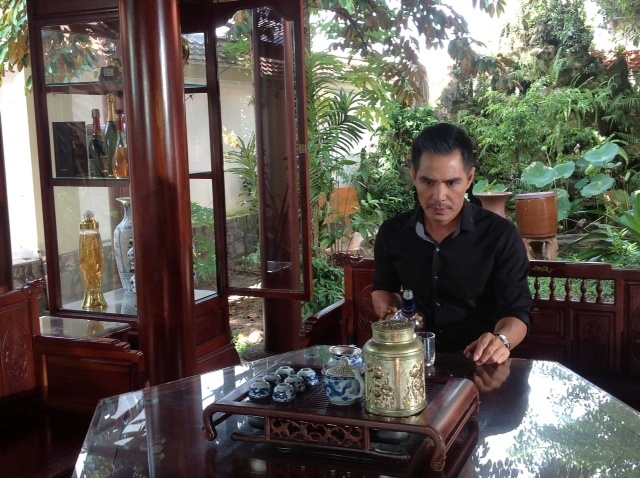 Trung Dũng trong vai Cường, một gã giang hồ máu lạnh nhưng lại si tình đến ngây dại.