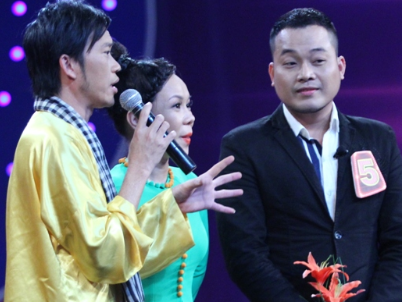 Chang chu quan pho mien Tay gay sung so khi hat giong nu hinh anh