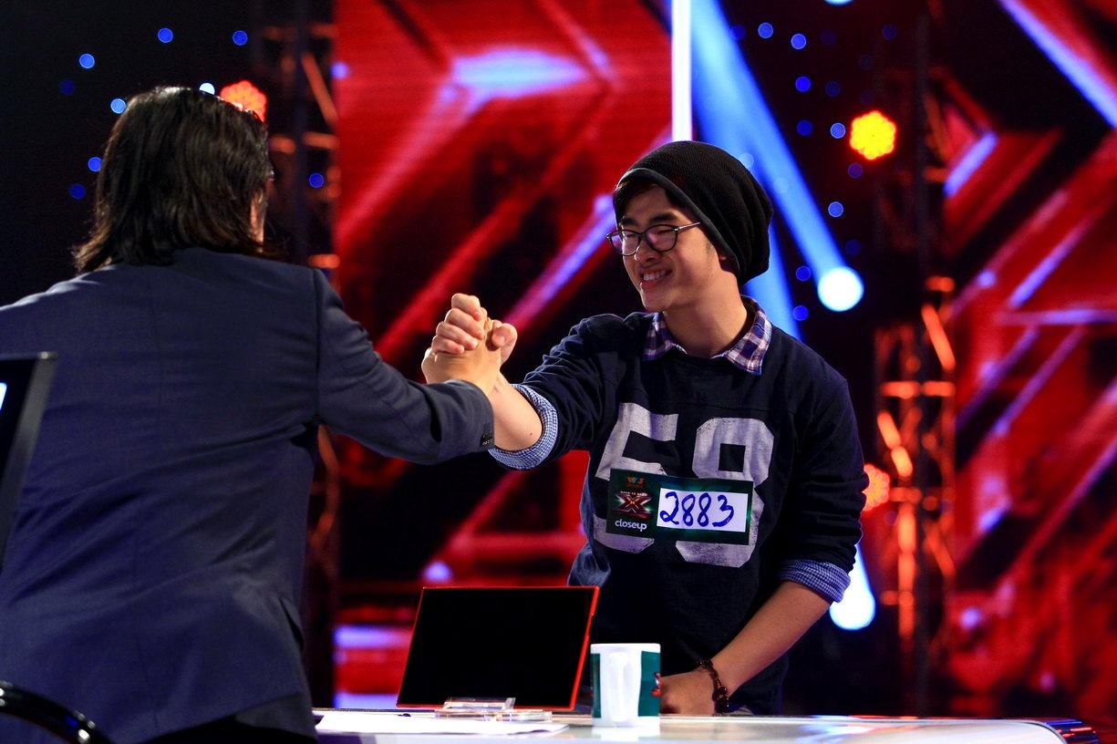 Dương Khắc Linh bắt tay chàng trai trẻ.