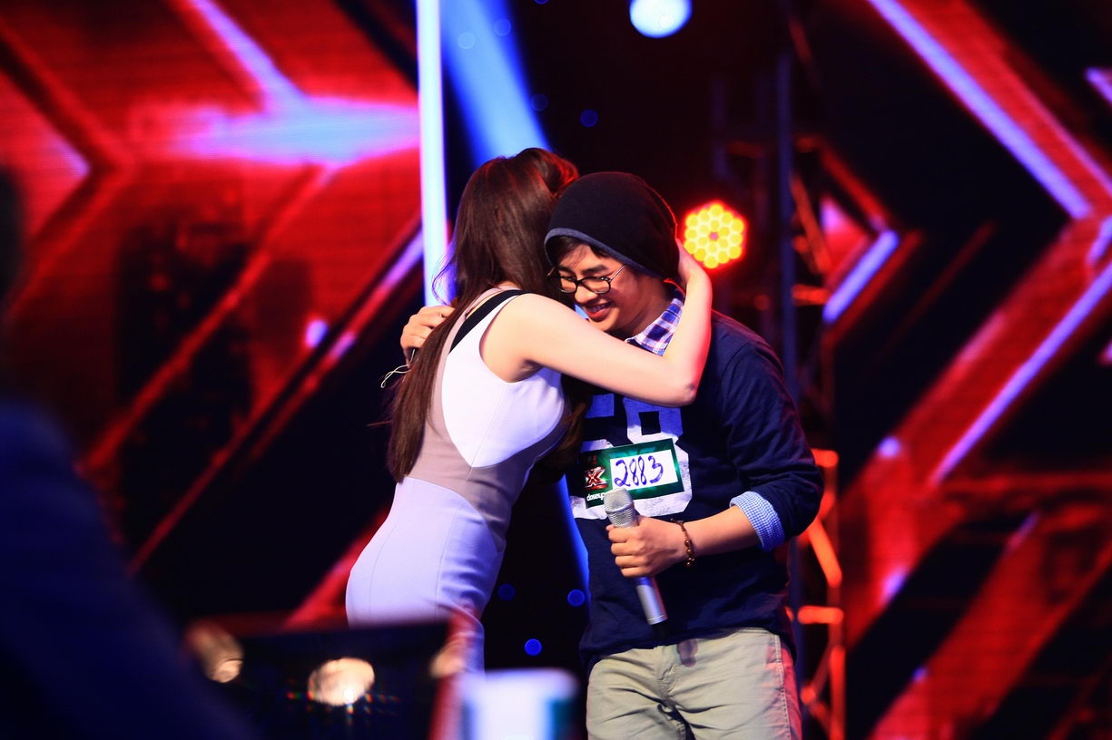 Hồ Quỳnh Hương chạy lên sân khấu ôm lấy Loki Bảo Long.