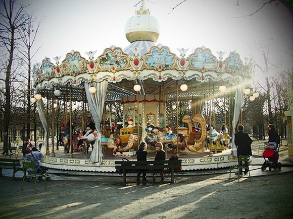  “Bạn sẽ không bao giờ tưởng tượng chuyện gì sẽ xảy ra khi đang ngồi trên một chú ngựa gỗ xinh đẹp”. Khác hẳn với cô nàng kiêu sa, quyến rũ trên sân khấu, Taylor như thành một cô bé đáng yêu mỗi lần đến công viên và chơi trò đu quay ngựa yêu thích.