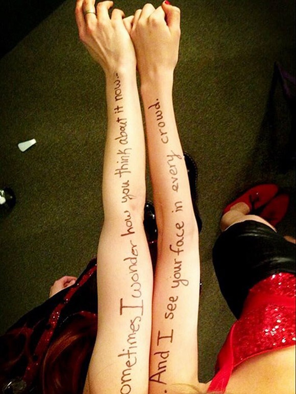 Để khắc phục sự cố quên lời khi biểu diễn, Taylor đã quyết định viết chúng lên cánh tay cho chắc chắn.