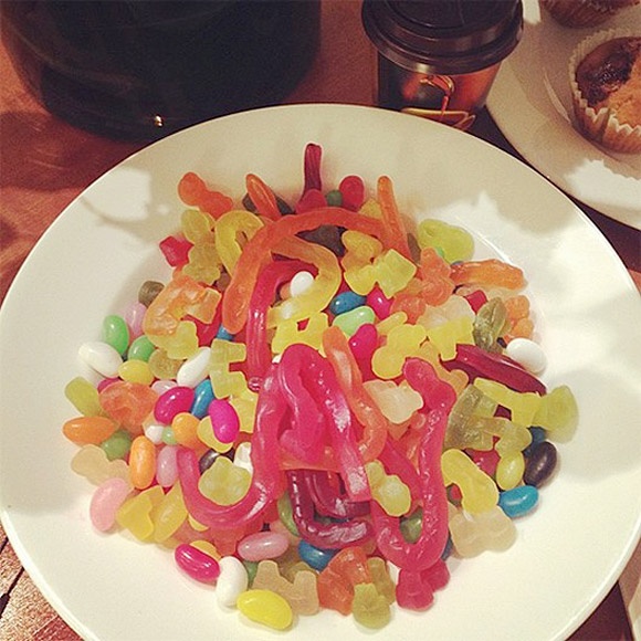 Sự ngọt ngào của Taylor còn được thể hiện qua khẩu vị. Công chúa nhạc đồng quê rất hay bị hấp dẫn bởi nhiều viên kẹo đủ màu.