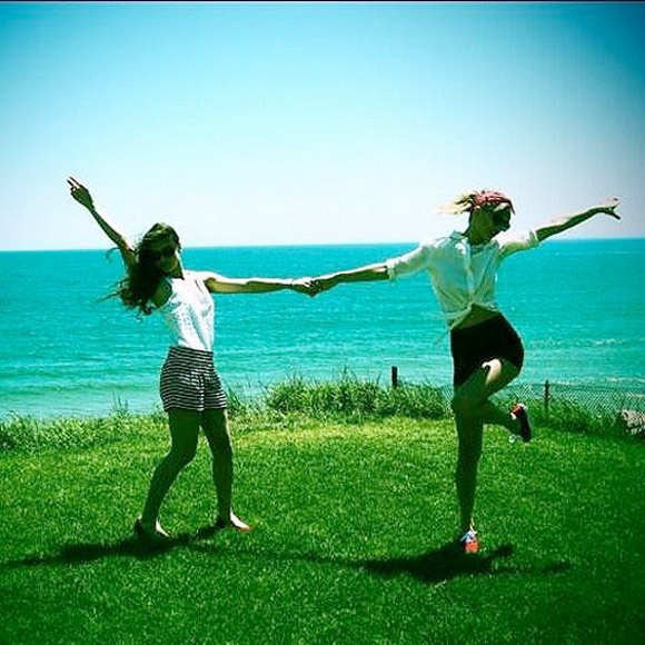 Nếu là người thường xuyên theo dõi các lễ trao giải âm nhạc, chúng ta sẽ luôn bắt gặp nàng công chúa tóc vàng cực kỳ hào hứng và nhảy nhót tưng bừng khi đang thưởng thức những màn biểu diễn.