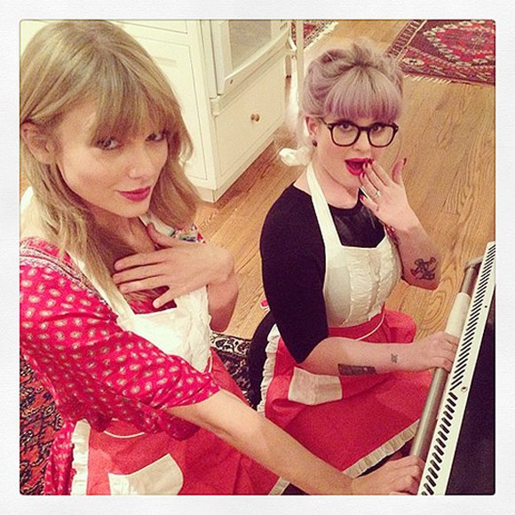 Trong một buổi tiệc chỉ dành cho những cô gái, Taylor Swift và Kelly Osbourne đã có dịp trổ tài nướng bánh cùng nhau thay vì ăn chơi đàn đúm ở các quán bar như các ngôi sao trẻ khác