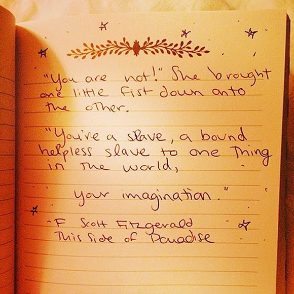  Như bao cô gái tuổi teen khác, Taylor cũng lưu giữ cảm xúc thường nhật của mình bằng cách ghi vào một cuốn sổ vintage.