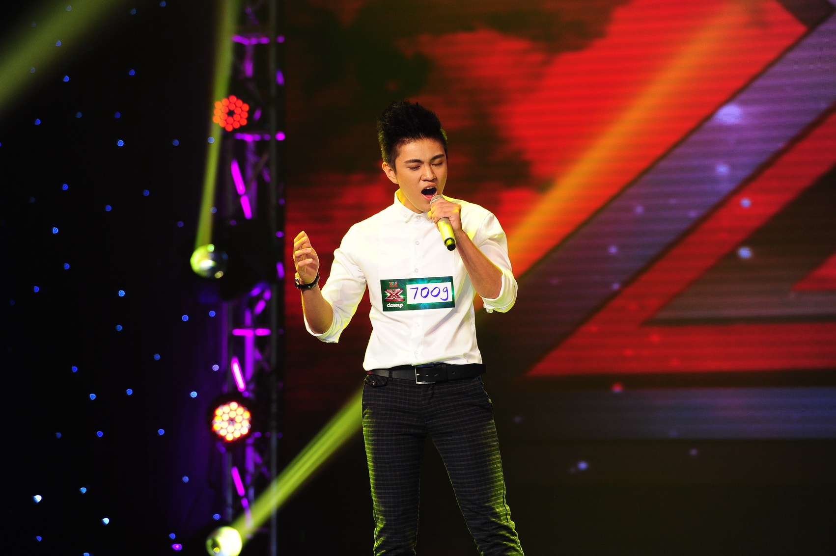 ”. Hồ Ngọc Hà cũng đồng tình: “Em có giọng hát đẹp, lại có sức trẻ, tương lai dài và rộng. Em là tài năng đang dần hoàn thiện, chúng tôi chỉ chọn đối tượng duy nhất là nổi bật. Hy vọng sẽ gặp em ở thì tương lai. Trong khi 2 nữ giám khảo muốn Kim Cương đợi thêm thì Đàm Vĩnh Hưng phản đối. Anh muốn chàng trai 17 tuổi làm nên hiện tượng. Tuy nhiên, 2 nữ  ca sĩ xinh đẹp vẫn một mực chối từ. Dù không được đi tiếp nhưng Mr Đàm hứa với Kim Cương, sẽ biến anh thành một ngôi sao.