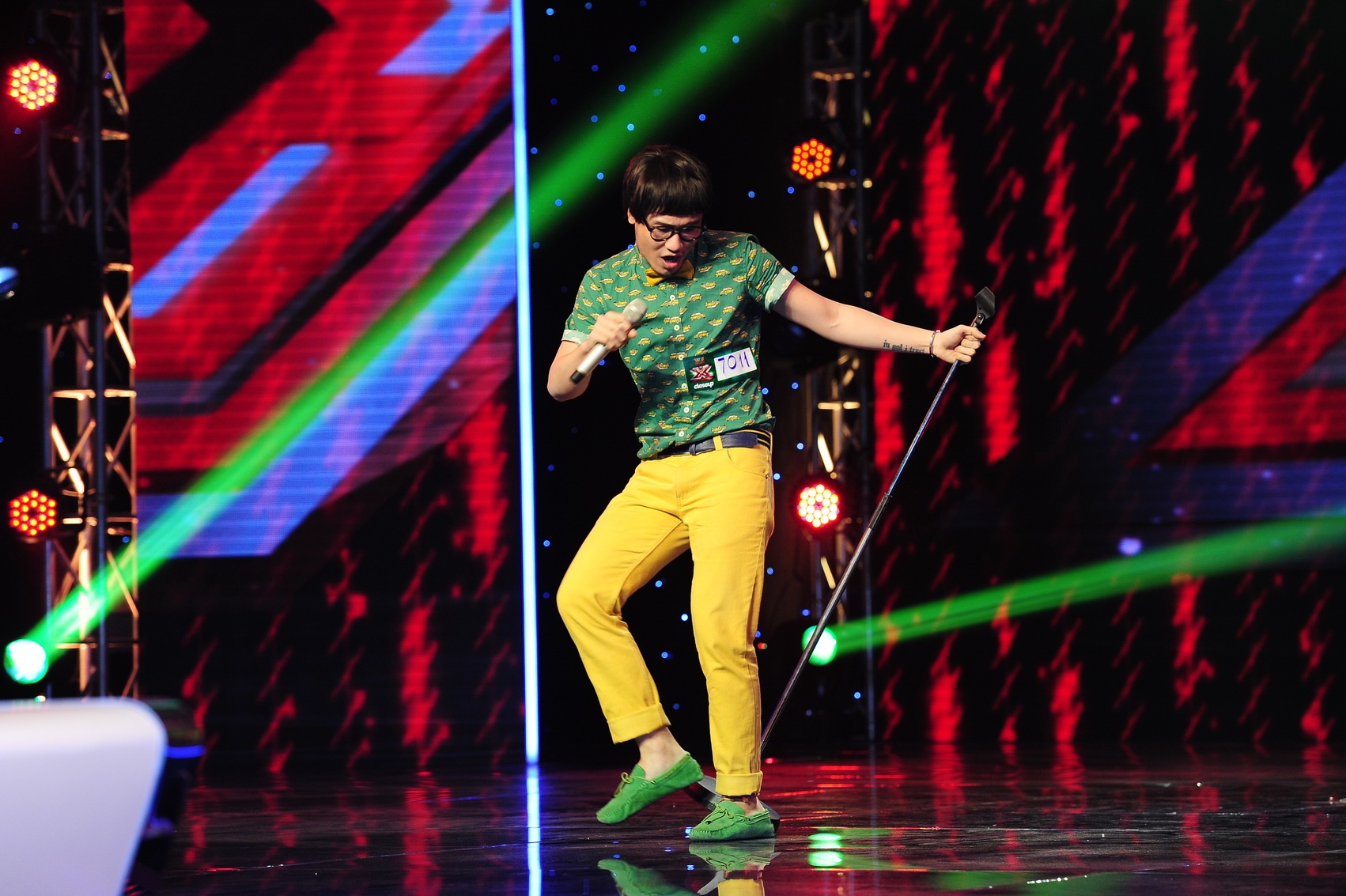 Đinh Huy từng thuộc team Mr Đàm trong The Voice, tiếp tục thi X Factor như một cứu cánh. Chọn ca khúc Cheating, Đinh Huy gần như làm chủ sân khấu. “Quả bất ngờ và lột xác. Em rất khôn nngoan khi lựa chọn bài hát để lấp liếm giọng hát. Trong nghề có nhiều người giọng hát thường nhưng trở thành sao khi có cái đầu thông minh. Em xứng đáng với người làm giải trí”, Đàm Vĩnh Hưng thừa nhận. Khá kiệm lời, nhạc sĩ Fly chỉ nói ngắn gọn: “Em rất điên khùng, anh rất thích”. 