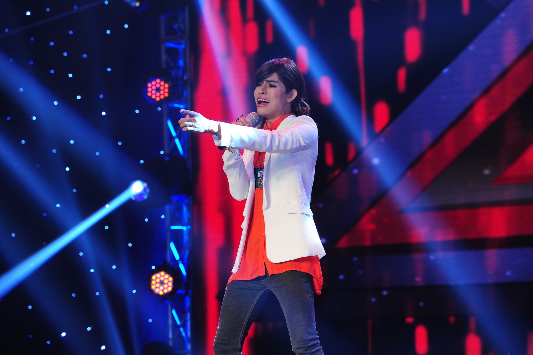 “Em tham gia rất nhiều cuộc thi nhưng cái duyên vẫn chưa đến với mình. Em rất tâm huyết nhưng đều không đi được xa. Em muốn thay đổi một chút để khán giả thấy được, con người ta có những tiềm ẩn nhưng bản thân đôi khi lại không biết. If I Were A Boy là ca khúc em rất yêu thích, nếu là nam mà hát ca khúc này, người ta sẽ mói mình không hiểu được nội dùng bài hát. Nên em phải biến mình thành một cô gái để truyền tải hết tinh thần, mà một người đàn ông như em không hiểu hết được. Khi em đội mái tóc này ra nhưng khó chịu nhưng ở đâu có nghệ thuật chân chính, ở đâu có tâm hồn chân chính sẽ đón nhận”, anh tâm sự. Lắng nghe những chia sẻ của người học trò cũ, Hồ Ngọc Hà thoải mái hơn khi chia sẻ: “Trước đây em là Bùi Caroon. Nhưng giờ với nghệ danh khác, hy vọng sẽ là cuộc đời khác và em sẽ may mắn hơn”. Đàm Vĩnh Hưng bày tỏ suy nghĩ của anh: “Nụ cười của em vẫn không thay đổi. Em có tư duy cực tốt khi nhìn nhận con đường ca hát. Anh sẽ là người ủng hộ em”. “ Cá tính của em sẽ phù hợp với X Factor. Em có tư duy, lạ nhưng em vẫn phải cố gắng thêm. Nốt trầm của em chưa rõ ràng, đó là thế mạnh của Hồ Ngọc Hà và cô ấy sẽ chỉ thêm cho em”, Hồ Quỳnh Hương lên tiếng.