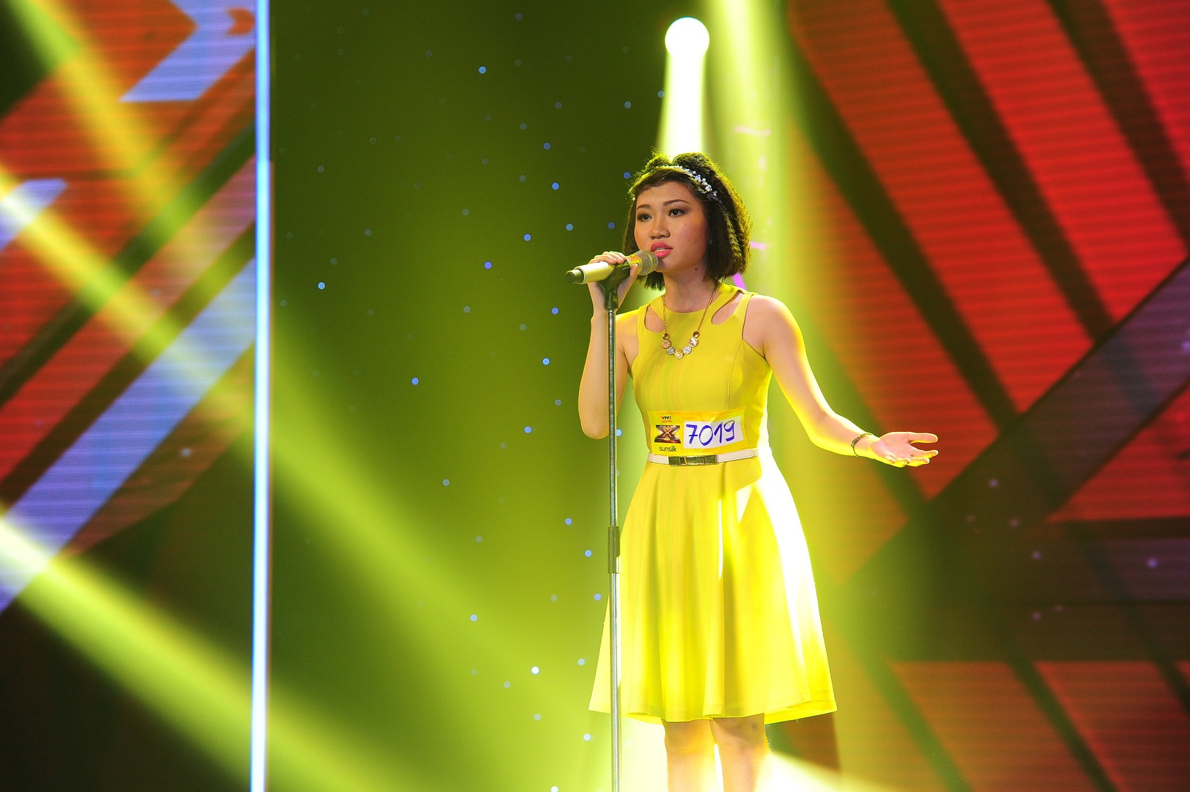 Khi hát bằng giọng gió, em xử lý rất giống một diva. Em vui vẻ, lúng túng nhưng làm kinh ngạc bằng giọng hát. Em cứ giữ nguyên sự tưng tưng của em sẽ khiến người ta mê”. Dương Khắc Linh cảm thấy “nổi da gà” dù chưa hoàn hảo, Hồ Ngọc Hà lại thích sự thời thượng.