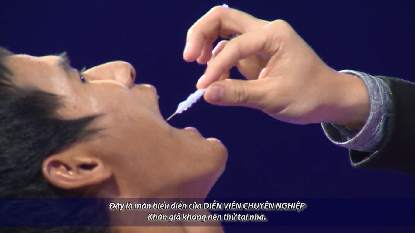 Trở lại với tài năng Minh Nguyên, một nghệ sĩ xiếc, đã mang lại không khí rợn tóc gáy vì màn nuốt kim táo bạo. Trấn Thành bỏ một cây kim (có quấn kèm sợi chỉ) vào miệng của Minh Nguyên, và chiếc kim được lấy ra từ vùng bụng của chàng trai này.