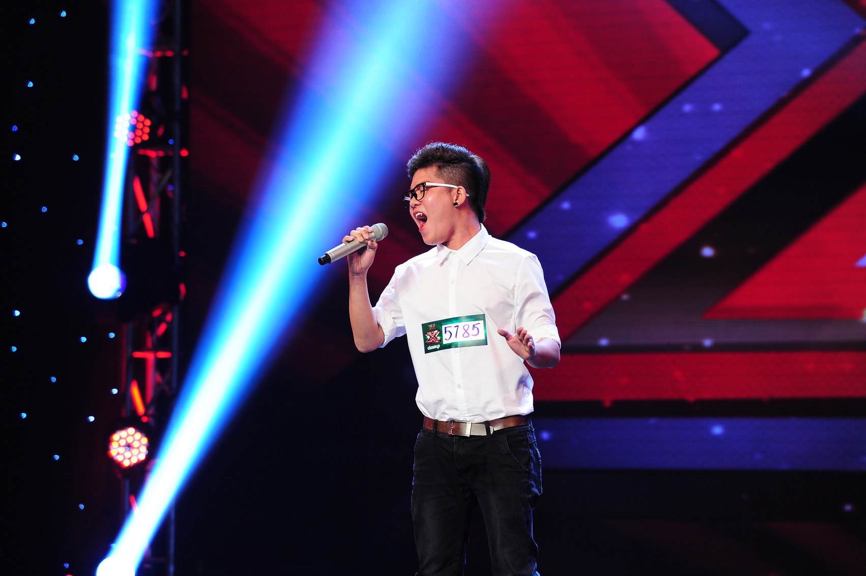 Chàng trai 17 tuổi Phạm Chí Thành chọn ca khúc Anh để thử sức. Nhưng Hồ Quỳnh Hương chưa hài lòng: “Em thích bài hát này nên chị khó nói đều chưa tốt. Bài này em hát mới lạ vì nó dành cho nữ. Em rất dũng cảm. Nhưng bài này có rất nhiều bạn trẻ khác hát hay hơn. Em cần trải nghiệm, học hỏi. Em lên nốt cao khỏe, sáng nhưng nốt trầm lại bị nhai chữ, nó không thoát ra cứ ngậm trong bụng. Nhưng tương lai còn dài, em đừng lo lắng”.