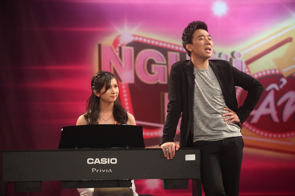 Tuy nhiên, điểm kích thích người xem đến từ những pha “chặt chém” giữa Hoài Linh – Việt Hương và các đội khách mời. Thế nhưng trong tuần này, MC Trấn Thành lại bị cho lên “thớt” và thua một cách thê thảm. MC đa tài vốn nổi tiếng cạnh khóe các nhân vật nổi tiếng, nay bại trận trước những khách mời của Người bí ẩn.