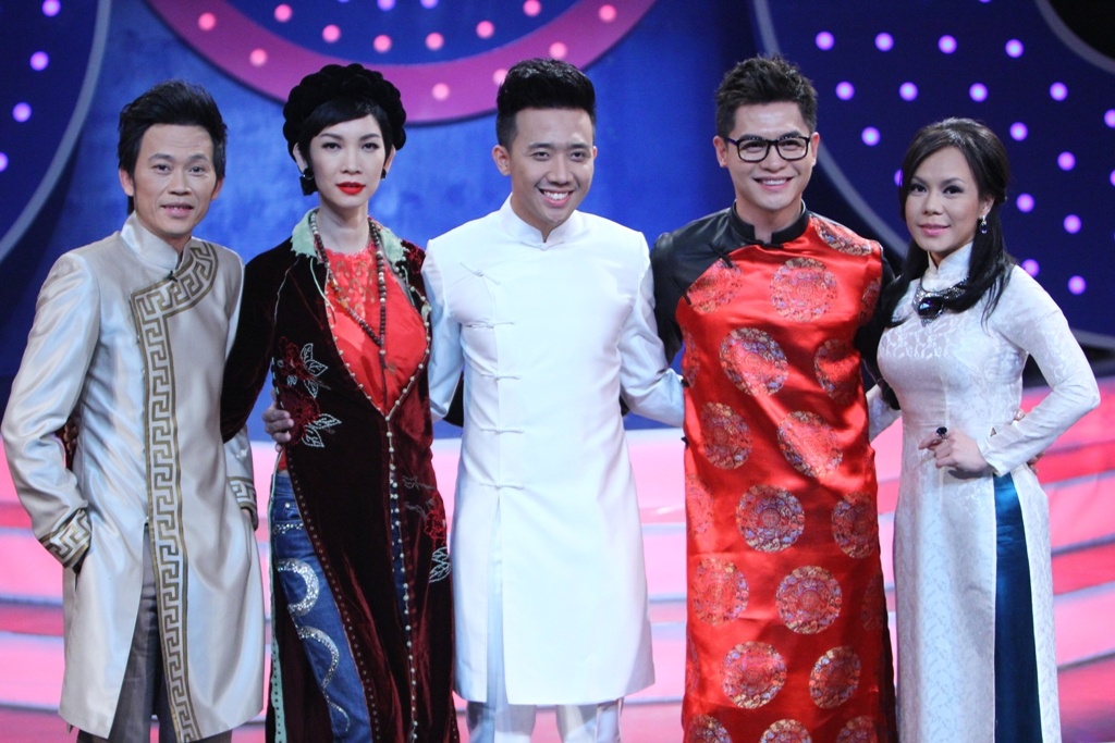 Viet Huong mang guoc khung do chan dai voi Xuan Lan hinh anh