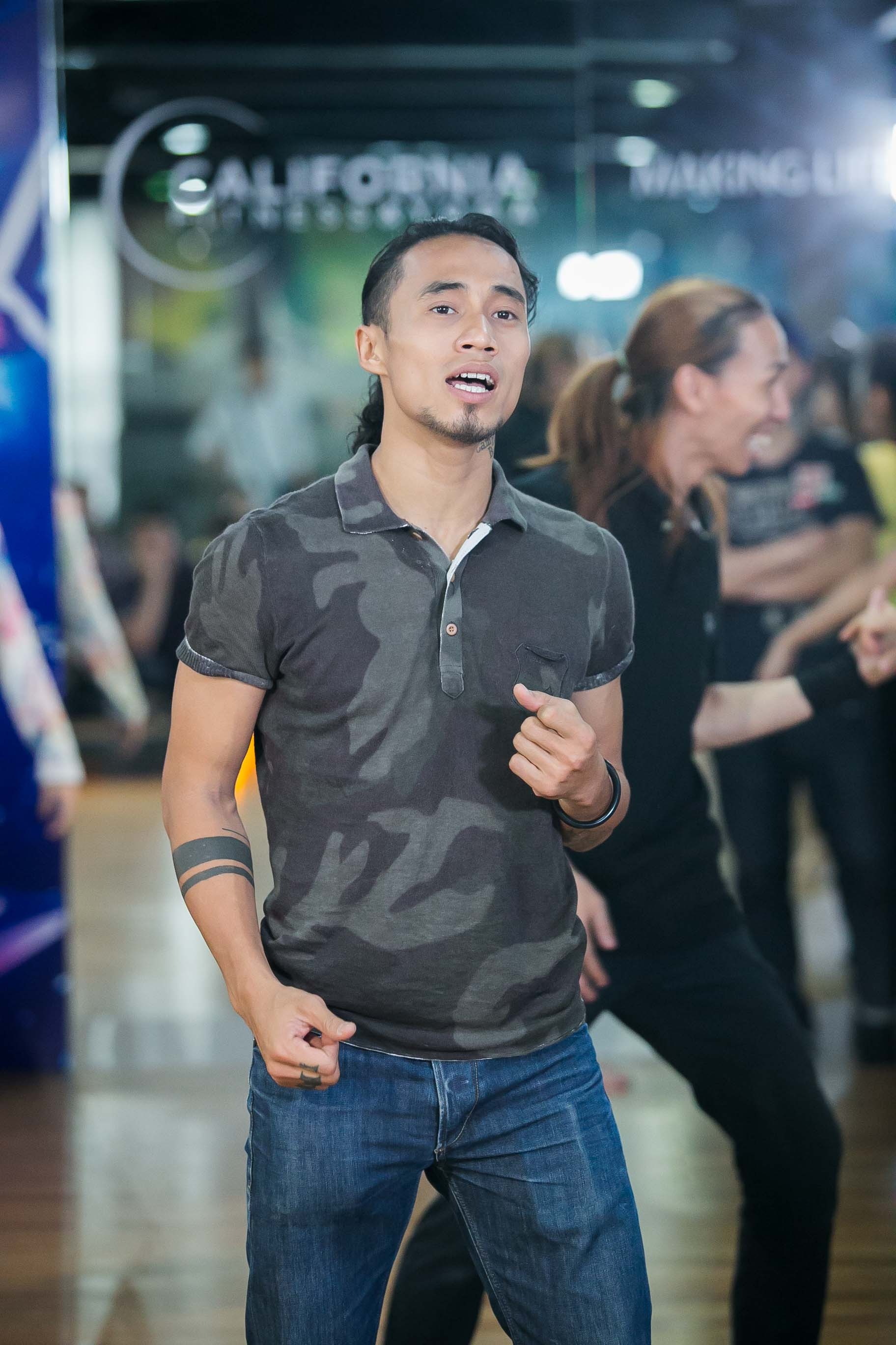 Rocker Phạm Anh Khoa chọn cho mình Chờ người nơi ấy trong bộ phim Mỹ nhân kế. Tiết mục này sẽ được dàn dựng mang màu sắc liêu trai với sự day dứt và đau khổ trong tình yêu.