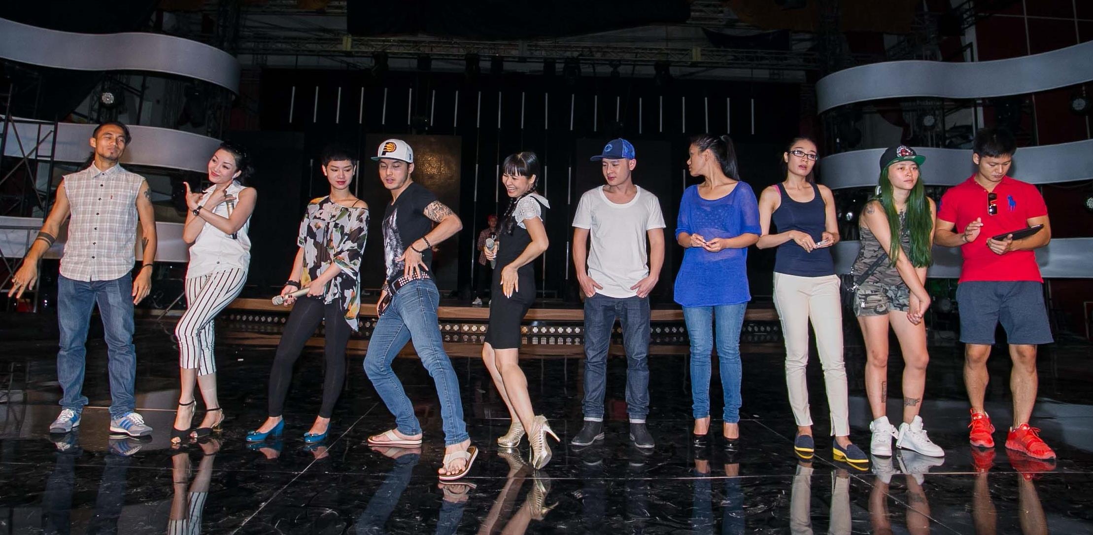 Theo format chương trình, liveshow đầu tiên của Tuyệt đỉnh tranh tài sẽ không có bình chọn của khán giả. 10 ca sĩ sẽ trình diễn những tiết mục đặc trưng nhất cho dòng nhạc của mình. Những bài hát cũ được làm lại hoàn toàn mới kết hợp với những ý tưởng đặc biệt. Theo dõi đêm mở màn, khán giả sẽ thấy được 10 ca sĩ là 10 cá tính, 10 màu sắc, 10 câu chuyện đặc trưng khác nhau.
