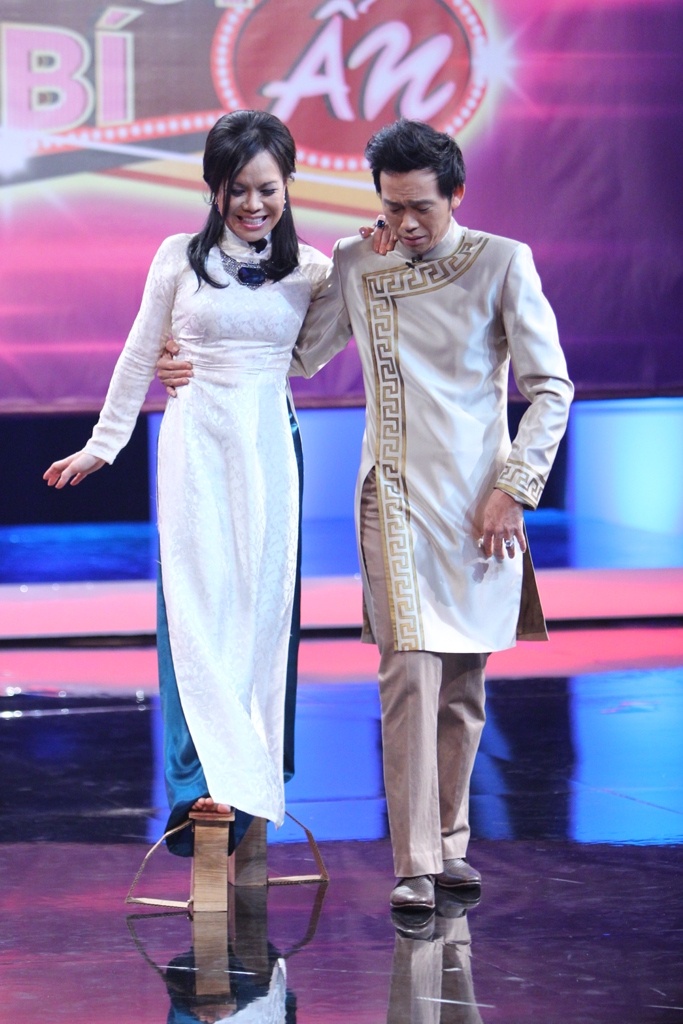  Nữ danh hài nổi tiếng của hải ngoại sắm hẳn một đôi guốc cao lênh khênh, để không lép vế với siêu mẫu cá tính. 