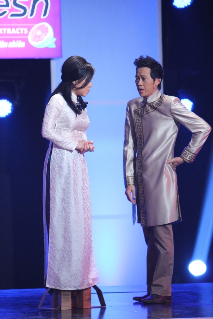 Người bí ẩn là nghệ sĩ đàn bầu Hoàng Linh và chiến thắng 3-2 thuộc về đội khách.  Như vậy, sau 4 trận đấu đầu tiên của Người bí ẩn, Việt Hương - Hoài Linh đã thất trận 3 lần trước các đội Đại Nghĩa - Lê Khánh, Lê Hoàng - Lý Nhã Kỳ và Xuân Lan - Nam Trung.