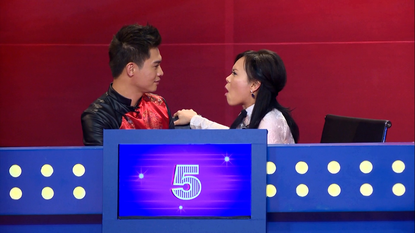 Trong phần quyết định kết quả của vòng 4, Xuân Lan nhường Nam Trung lựa chọn, phía bên kia Hoài Linh cũng nhường Việt Hương. Kết quả là Hoài Linh, Xuân Lan có lựa chọn đúng nhưng không phải là người đưa ra quyết định.