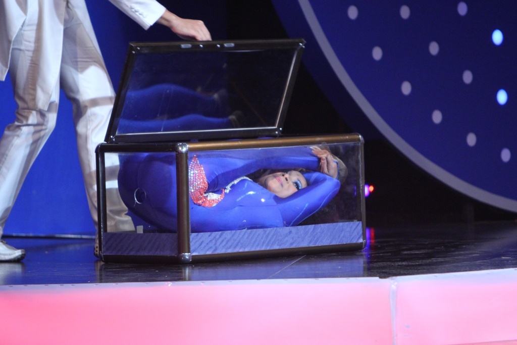 Người bí ẩn nhanh chóng được 2 đội xác định là nghệ sĩ xiếc Bùi Thị Ngọc Thủy, tỷ số 1-1.