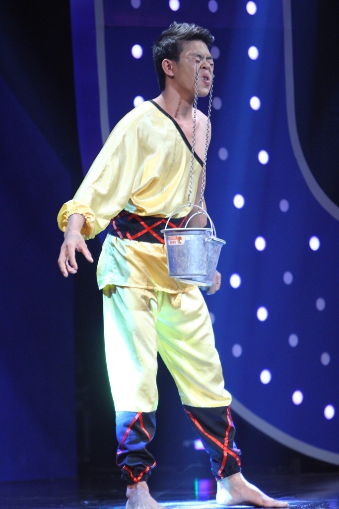 Người bí ẩn ở vòng chơi này là nghệ sĩ xiếc Hoàng Đặng với khả năng nâng 2 xô nước bằng mí mắt. Chứng kiến màn xiếc nguy hiểm, Việt Hương xúc động cho biết: 