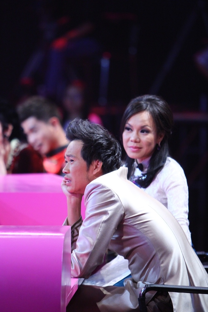 Ở vòng 1, chuyên gia trang điểm Nam Trung châm ngòi “cuộc chiến” bằng việc phản bác Hoài Linh và “xoáy” Việt Hương bằng câu 